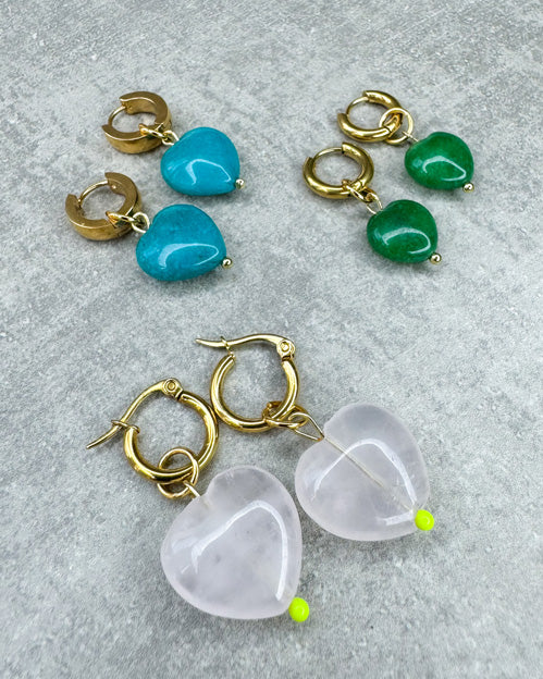 Diese Ohrringe sind gefertigt aus einer kleinen Creole aus rostfreiem Stahl in 12mm Durchmesser und einem sehr soft rosafarbenem Rosenquarz-Herz als Anhänger.