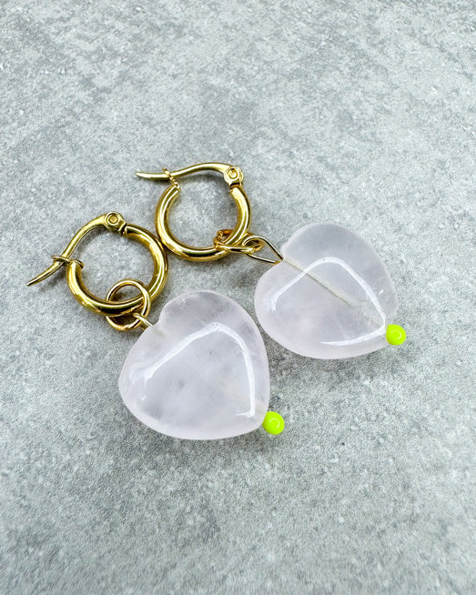 Diese Ohrringe sind gefertigt aus einer kleinen Creole aus rostfreiem Stahl in 12mm Durchmesser und einem sehr soft rosafarbenem Rosenquarz-Herz als Anhänger.