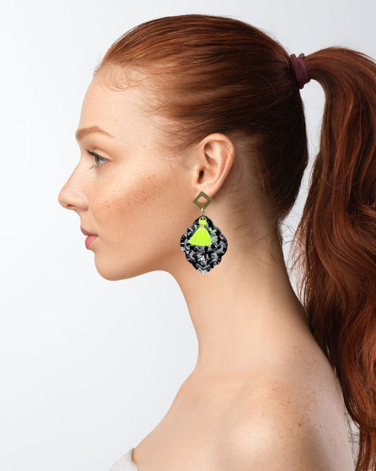 Diese Ohrringe sind designt und handgefertigt von uns.
Rautenförmiger Ohrstecker aus rostfreiem Stahl mit
einem Ornament-Anhänger in der Farbe "Silver-Black" und einer neongelben Quaste.