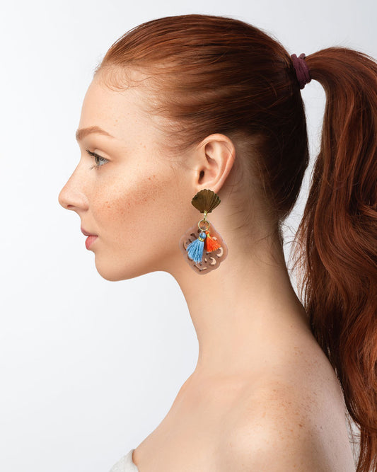 Dieser Ohrring ist gemacht mit:
einem goldfarbenen Muschel-Ohrstecker aus rostfreiem Stahl, einem Ornament-Anhänger in der Farbe "Nude" und 2 Quasten in Burnt Orange und Denim Blue.