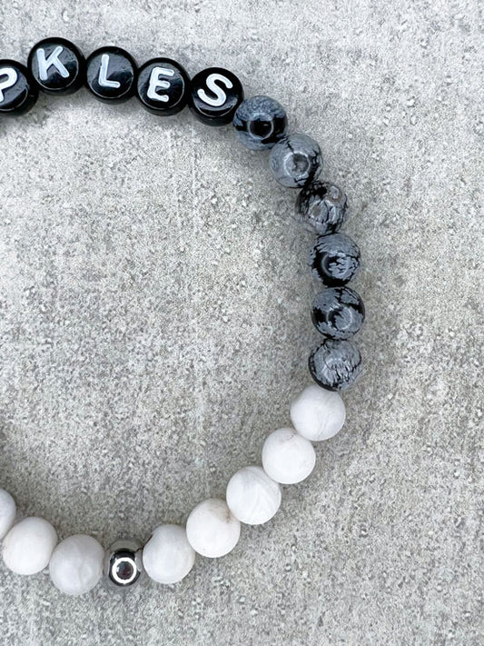 Diese Armband ist handgemacht aus wunderschönen, feinen und ausgesuchten Perlen! Dieses Armband ist handgearbeitet aus: runden, grauen Schneeflockenobsidian Perlen, hellgrauen Crazy Lace Achat Perlen, schwarzen Acryl-Buchstaben-Perlen und einer silbernen Edelstahlkugel.