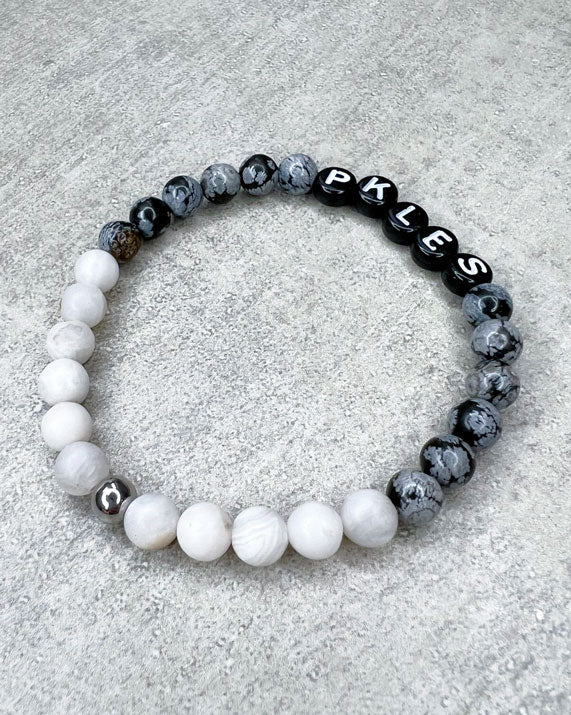 Diese Armband ist handgemacht aus wunderschönen, feinen und ausgesuchten Perlen! Dieses Armband ist handgearbeitet aus: runden, grauen Schneeflockenobsidian Perlen, hellgrauen Crazy Lace Achat Perlen, schwarzen Acryl-Buchstaben-Perlen und einer silbernen Edelstahlkugel.