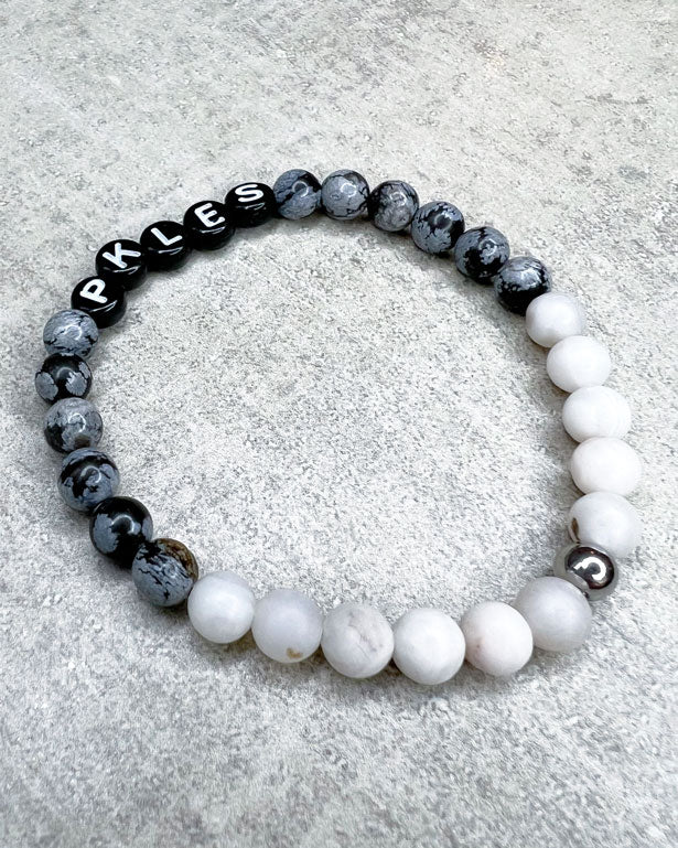 Diese Armband ist handgemacht aus wunderschönen, feinen und ausgesuchten Perlen! Dieses Armband ist handgearbeitet aus: runden, grauen Schneeflockenobsidian Perlen, hellgrauen Crazy Lace Achat Perlen, schwarzen Acryl-Buchstaben-Perlen und einer silbernen Edelstahlkugel.