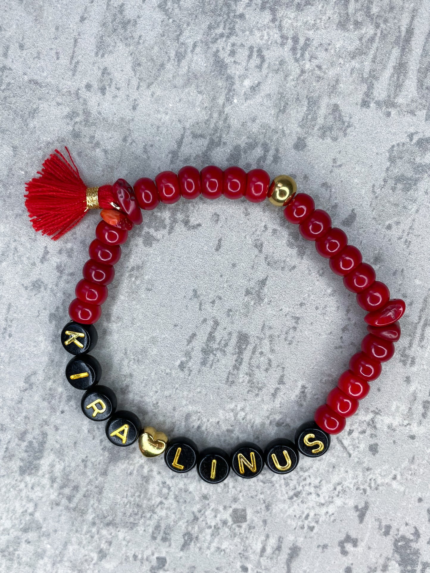 Schaumkorallen-Armband mit Herz & Quaste, personalisiert