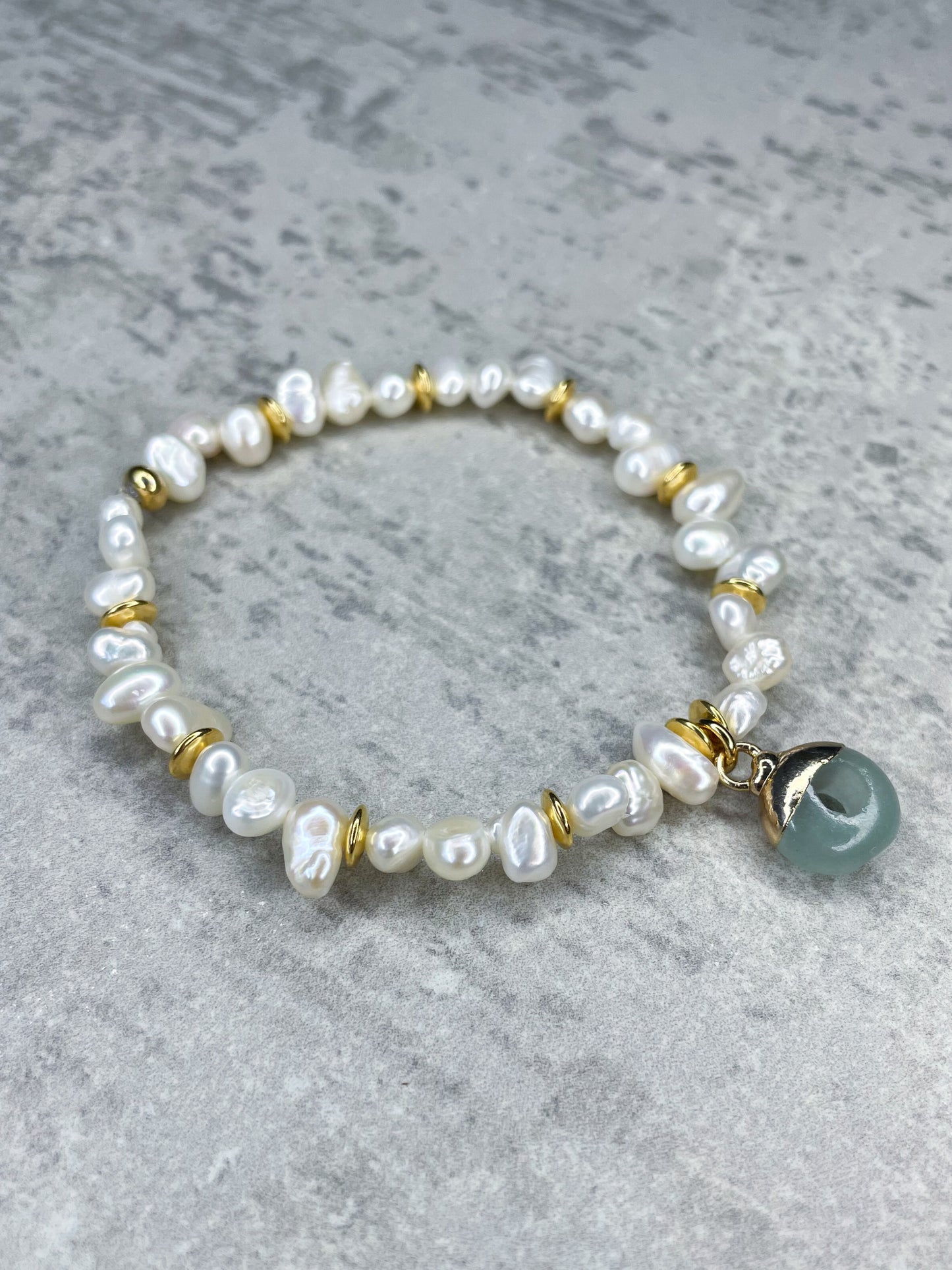 Freshwater pearl bracelet with pendant