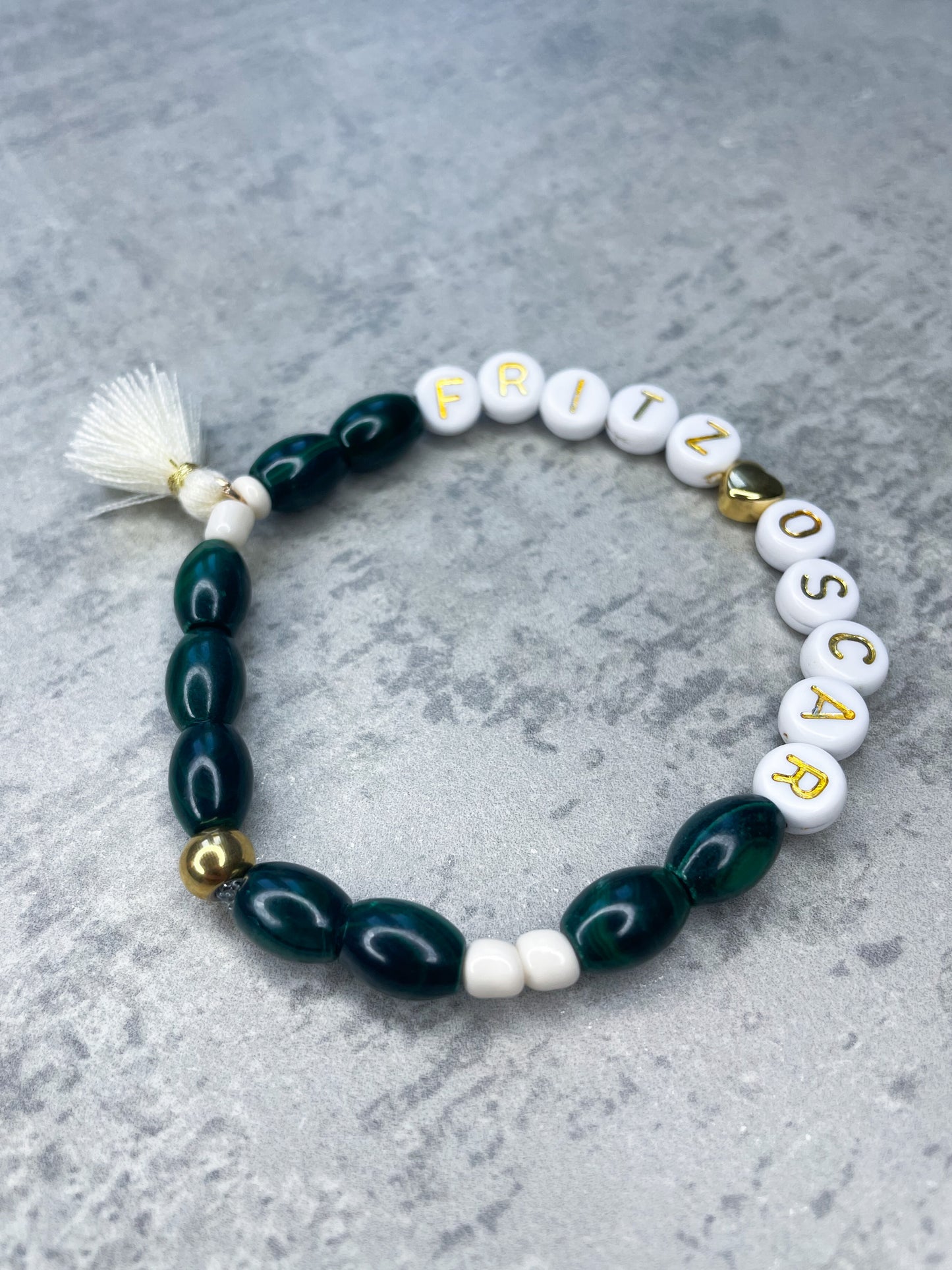 Malachite-Armband mit Herz & Quaste, personalisiert