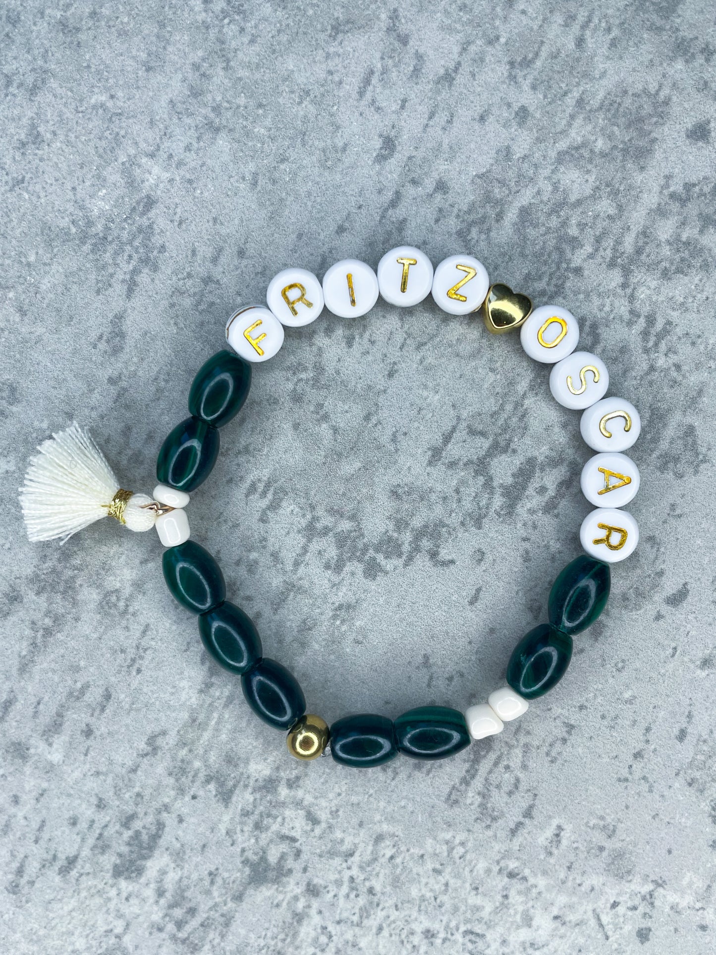 Malachite-Armband mit Herz & Quaste, personalisiert