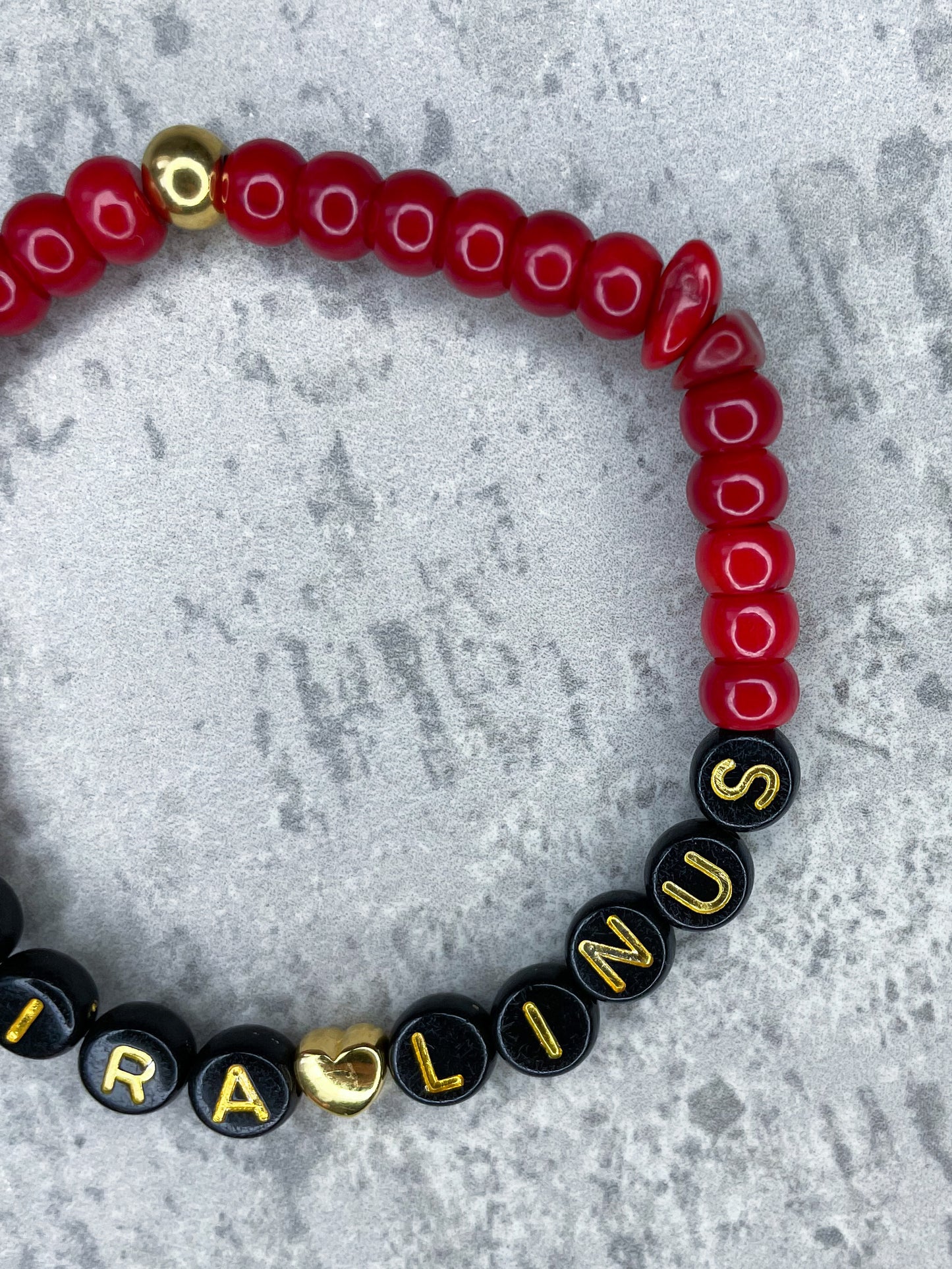Schaumkorallen-Armband mit Herz & Quaste, personalisiert
