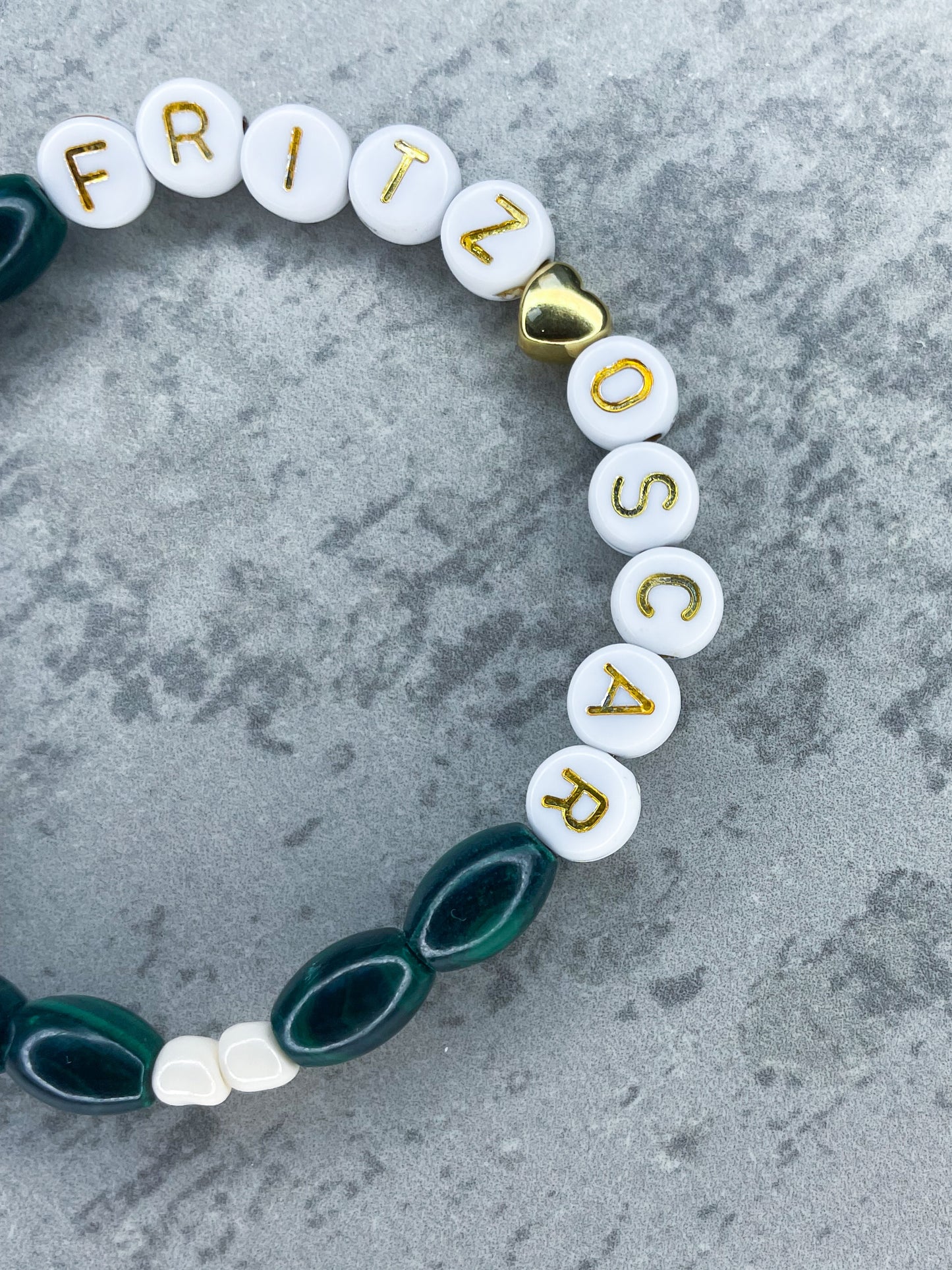 Malachite-Armband mit Herz & Quaste, personalisiert