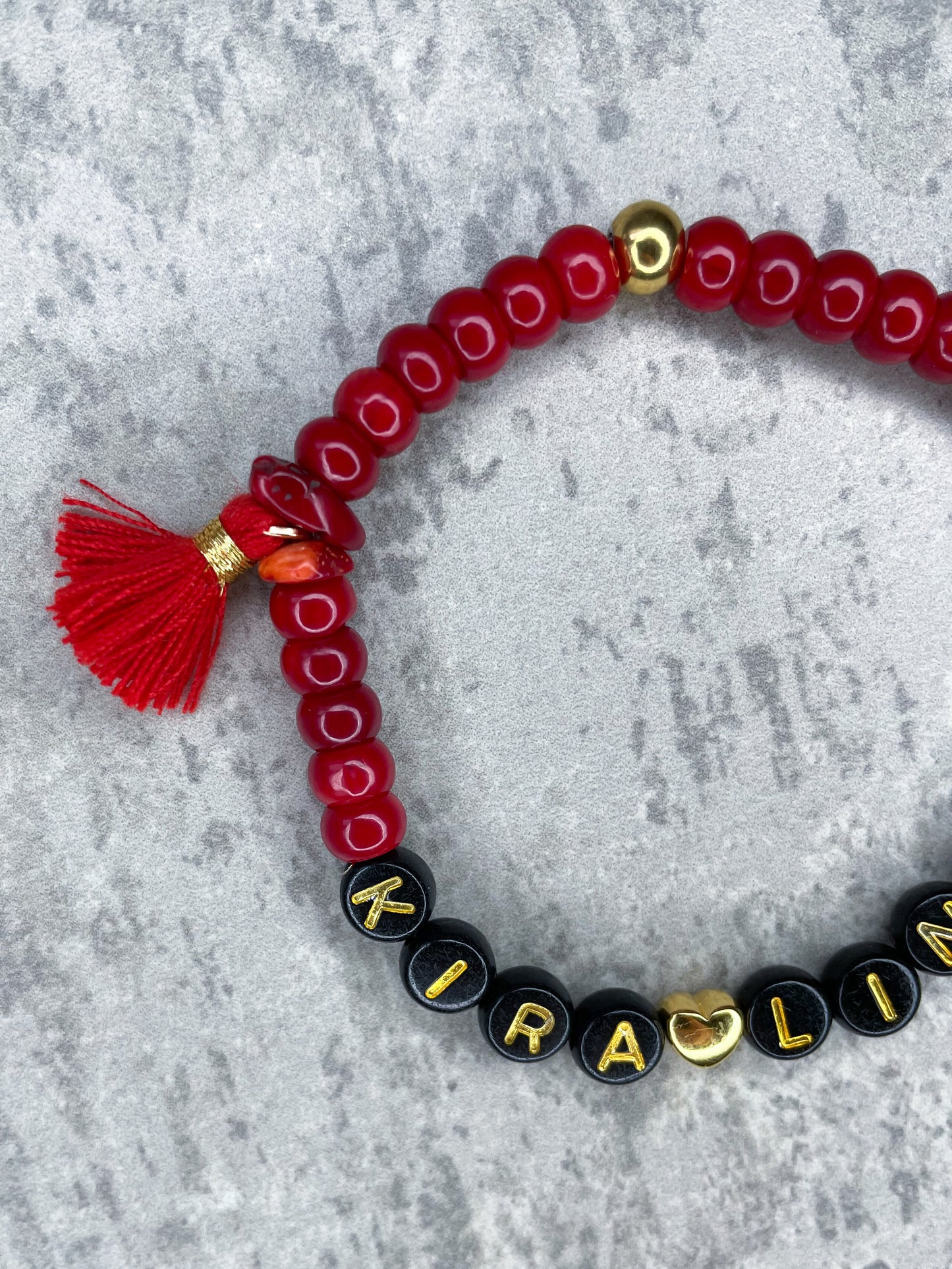 Schaumkorallen-Armband mit Herz & Quaste, personalisiert