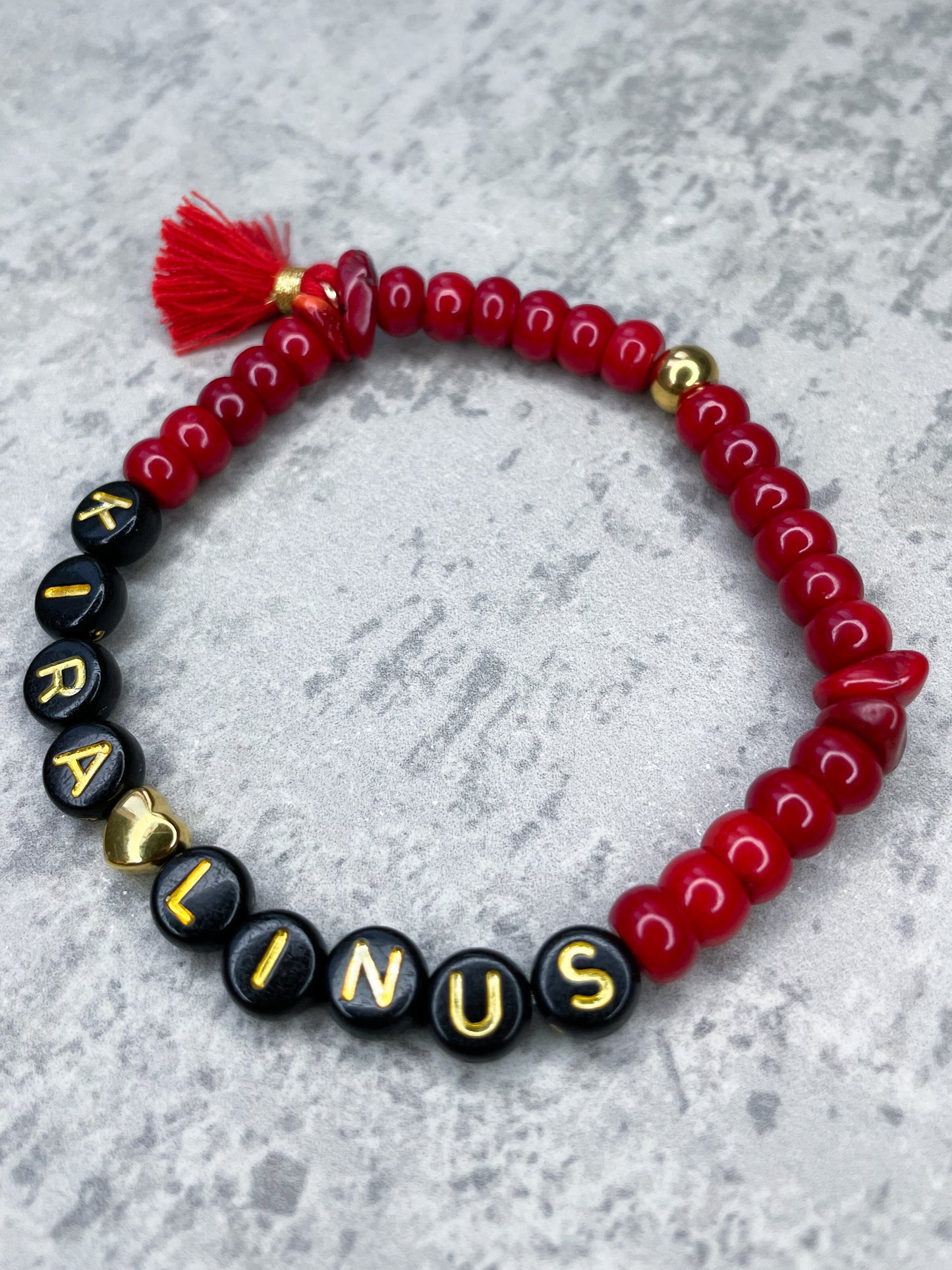 Schaumkorallen-Armband mit Herz & Quaste, personalisiert