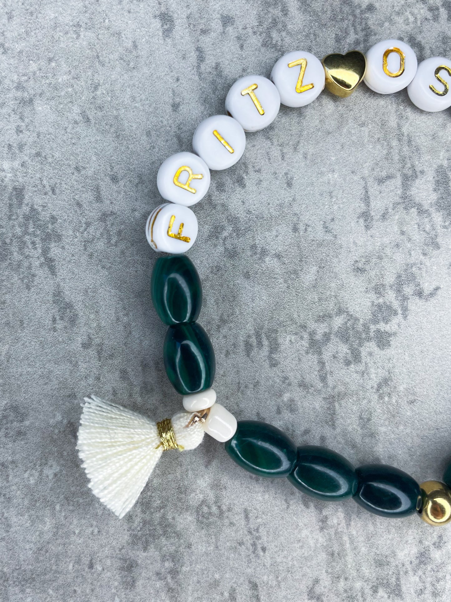 Malachite-Armband mit Herz & Quaste, personalisiert