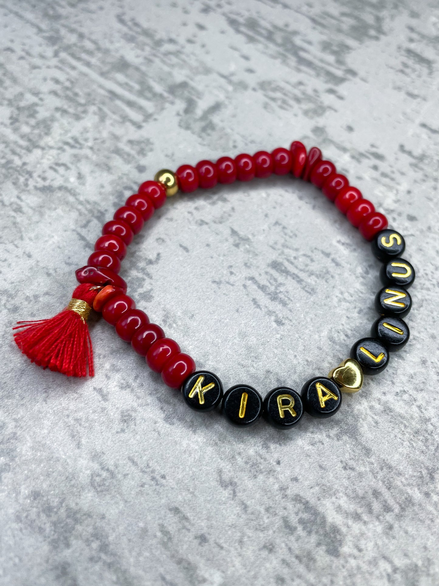 Schaumkorallen-Armband mit Herz & Quaste, personalisiert