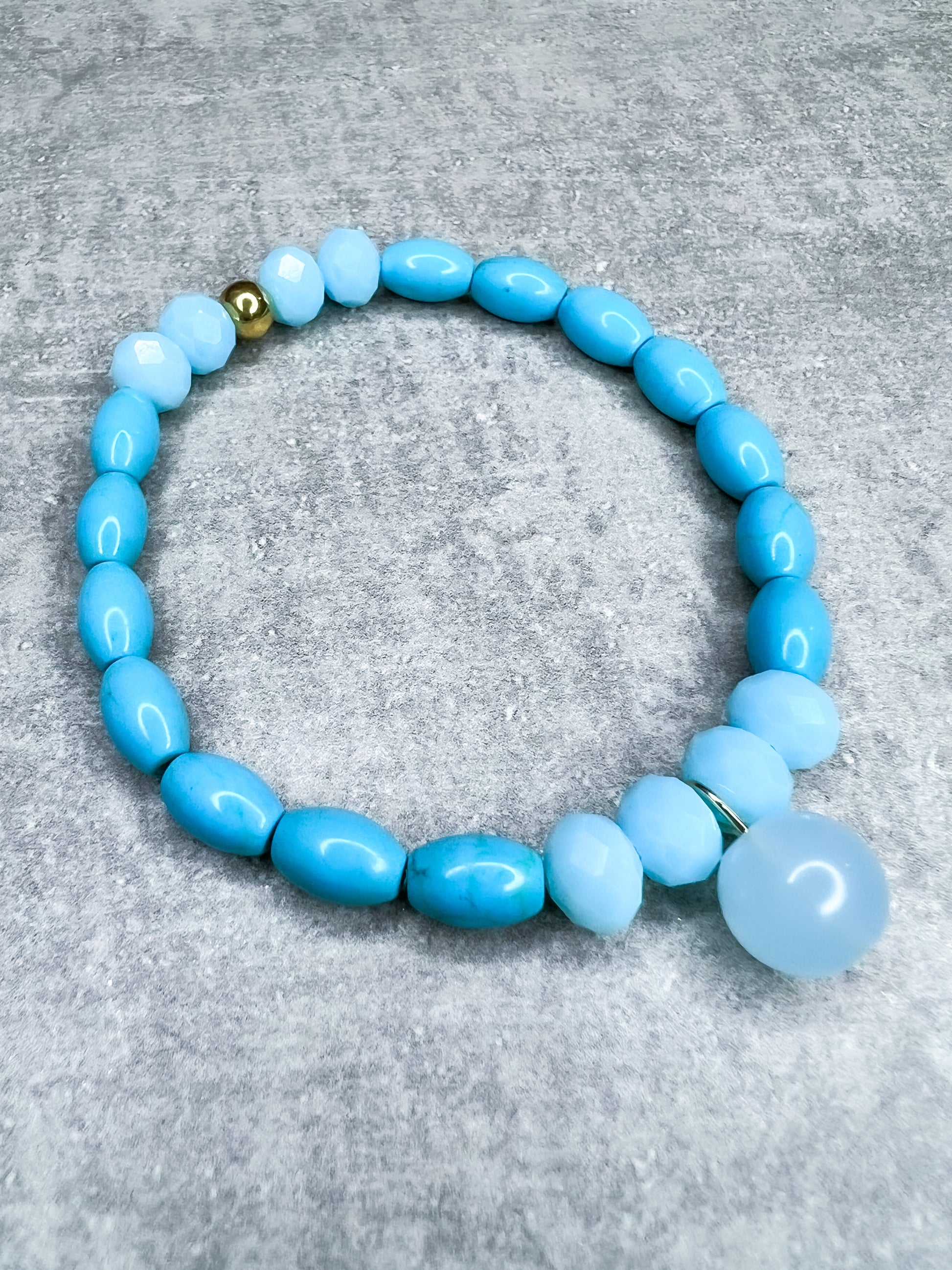 Magnesit- und Jade-Armband aus wunderschönen, feinen und ausgesuchten Perlen!

Dieses Armband ist handgearbeitet aus: türkisen Magnesit-Perleb, facettierten Glas-Perlen in der Farbe "Türkis", einer goldfarbenen Edelstahlkugel & einer türkis gefärbten Jadekugel.