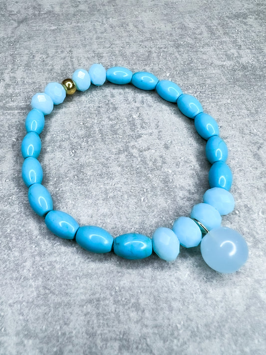 Magnesit- und Jade-Armband aus wunderschönen, feinen und ausgesuchten Perlen!

Dieses Armband ist handgearbeitet aus: türkisen Magnesit-Perleb, facettierten Glas-Perlen in der Farbe "Türkis", einer goldfarbenen Edelstahlkugel & einer türkis gefärbten Jadekugel.