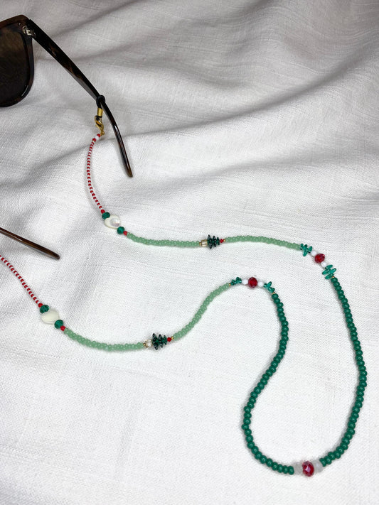 Handgefertigte Brillenkette aus individuell ausgesuchten und hochwertigen Perlen – damit Du nie wieder Deine Brille liegen lässt!

Gefertigt aus: 
Glasperlen in Grün, rot und weiß, 2 Perlmutt-Herzen und 2 Swarovski-Tannenbäumen.