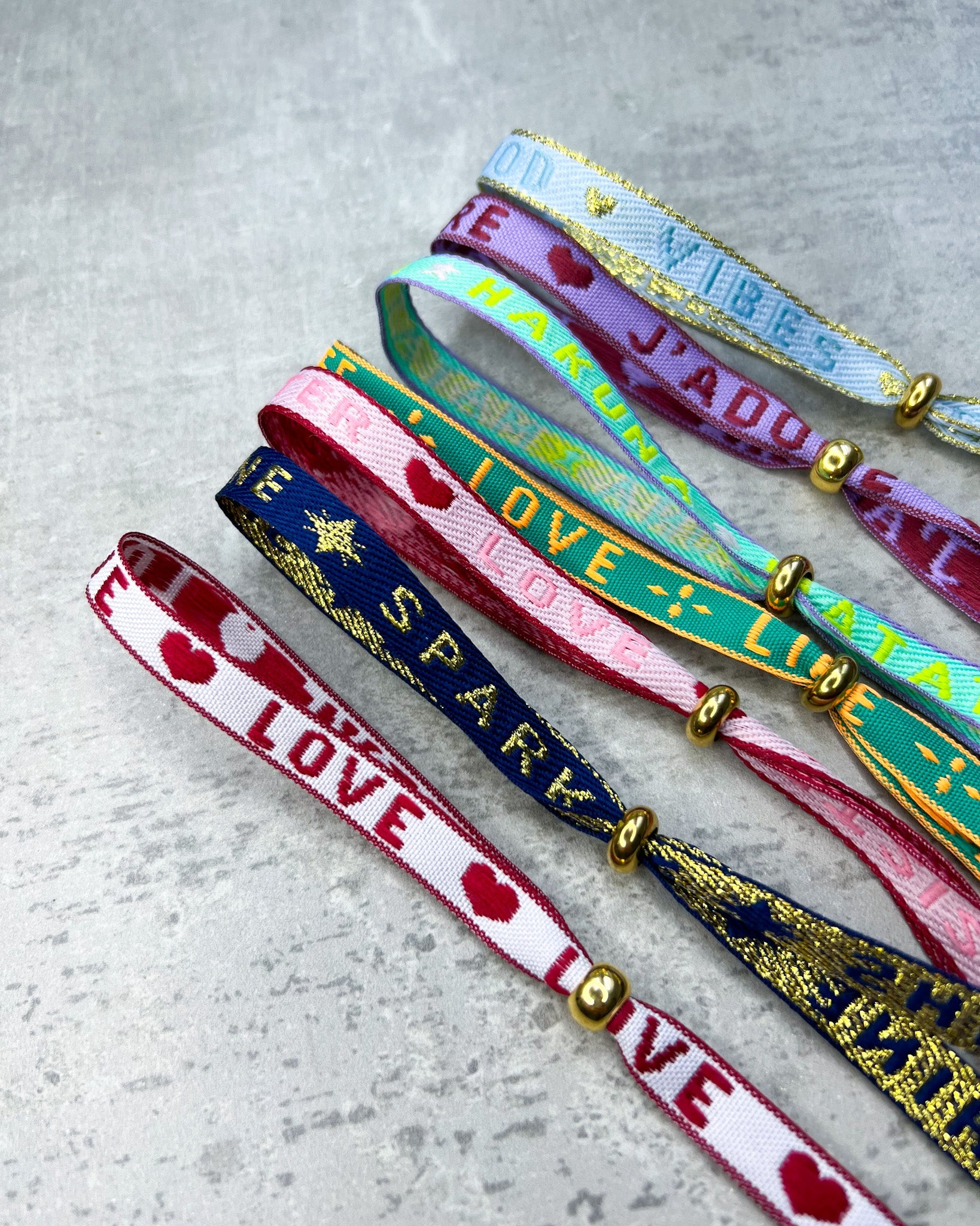 Dieses-Armband besteht aus sehr haltbarem Polyester und hat die Aufschrift "SPARKLE &amp; SHINE". Die goldfarbene Stopper-Perle ist aus rostfreiem Stahl.