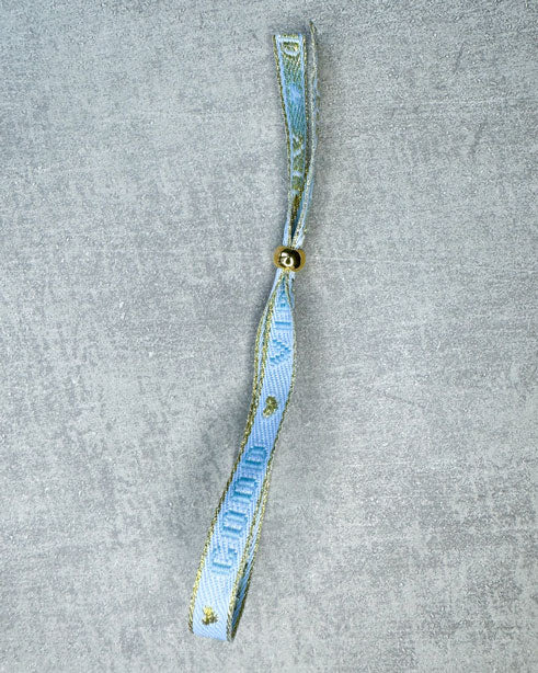 Dieses-Armband besteht aus sehr haltbarem Polyester und hat die Aufschrift "GOOD VIBES". Die goldfarbene Stopper-Perle ist aus rostfreiem Stahl.