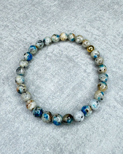 Dieses Armband ist handgearbeitet aus:
Azurit-Perlen und einer goldfarbenen Edelstahlkugel.

"Azurit ist der Stein der Verbindung und der Harmonisierung: Verstand und Gefühl, Kopf und Herz können mit seiner Unterstützung in Einklang gebracht werden. Innere Konflike können gelöst werden und Aufgeschlossenheit fördern"