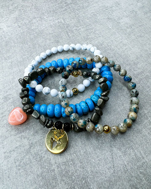 Dieses Armband ist handgearbeitet aus:
Azurit-Perlen und einer goldfarbenen Edelstahlkugel.

"Azurit ist der Stein der Verbindung und der Harmonisierung: Verstand und Gefühl, Kopf und Herz können mit seiner Unterstützung in Einklang gebracht werden. Innere Konflike können gelöst werden und Aufgeschlossenheit fördern"