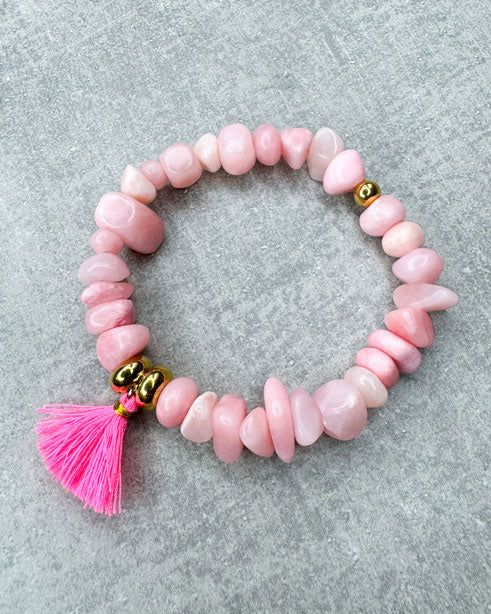 Dieses Armband ist handgearbeitet aus:
rosa gefärbten Jadeperlen, Zwischenperlen aus goldfarbenem Edelstahl, neon-pinken Quaste und einer goldfarbenen Edelstahlkugel.
