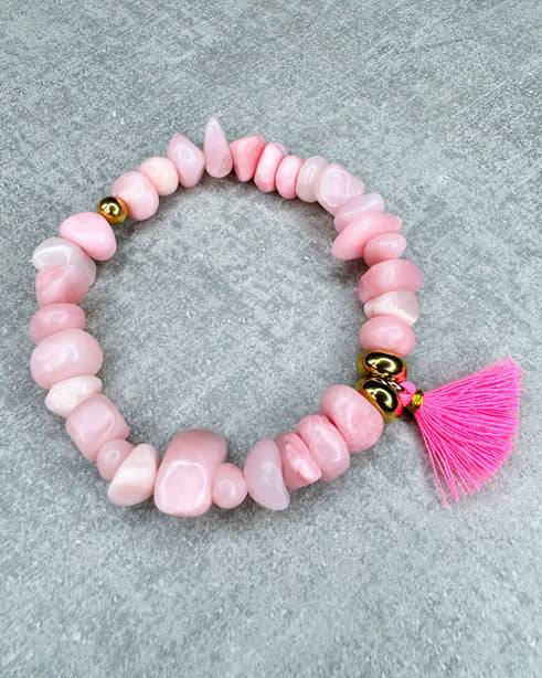 Dieses Armband ist handgearbeitet aus:
rosa gefärbten Jadeperlen, Zwischenperlen aus goldfarbenem Edelstahl, neon-pinken Quaste und einer goldfarbenen Edelstahlkugel.