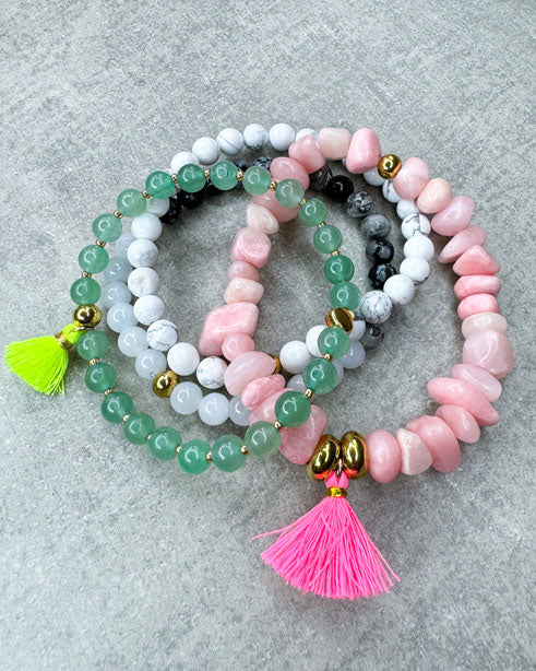 Dieses Armband ist handgearbeitet aus:
rosa gefärbten Jadeperlen, Zwischenperlen aus goldfarbenem Edelstahl, neon-pinken Quaste und einer goldfarbenen Edelstahlkugel.