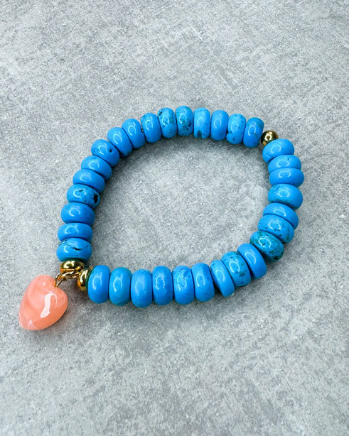 Dieses Armband ist handgearbeitet aus:
türkisen Howlith-Perlen, Zwischenperlen aus goldfarbenem Edelstahl, einem pfirsich-farbenem Herzanhänger aus Acryl und&nbsp;einer goldfarbenen Edelstahlkugel.

"Der Howlith steht für Intuition. Er&nbsp;fördert die Toleranz, kann dir bei der Selbstreflektion helfen und wirkt ausgleichend."