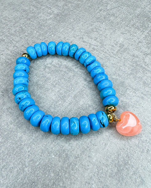 Dieses Armband ist handgearbeitet aus:
türkisen Howlith-Perlen, Zwischenperlen aus goldfarbenem Edelstahl, einem pfirsich-farbenem Herzanhänger aus Acryl und&nbsp;einer goldfarbenen Edelstahlkugel.

"Der Howlith steht für Intuition. Er&nbsp;fördert die Toleranz, kann dir bei der Selbstreflektion helfen und wirkt ausgleichend."