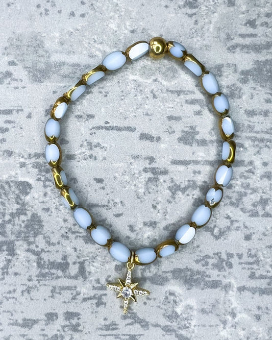 Dieses Armband ist handgefertigt aus wunderschönen, feinen und ausgesuchten Perlen!  Dieses Armband ist handgearbeitet aus: ovalen, facettierten Glasperlen, einem glitzernden&nbsp;Strass-Anhänger und einer goldfarbenen Verschlusskugel aus Edelstahl.