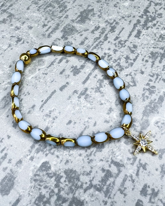 Dieses Armband ist handgefertigt aus wunderschönen, feinen und ausgesuchten Perlen!  Dieses Armband ist handgearbeitet aus: ovalen, facettierten Glasperlen, einem glitzernden&nbsp;Strass-Anhänger und einer goldfarbenen Verschlusskugel aus Edelstahl.