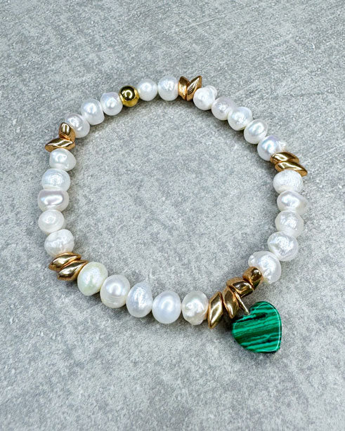 Dieses Armband ist handgearbeitet aus: Süsswasser-Perlen, goldfarbenen Glasperlen, einem Malachit-Herz als Anhänger und einer goldfarbenen Edelstahlkugel.

"Der Malachit stärkt das Solarplexuschakra, fördert Selbstvertrauen, Willenskraft und persönliche Macht. Es kann auch dabei helfen, negative Energien abzuwehren und das Energieniveau zu erhöhen."