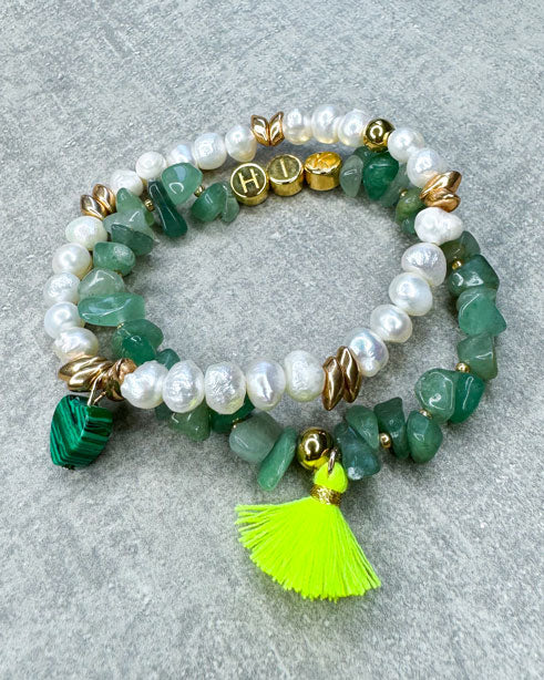Dieses Armband ist handgearbeitet aus: Süsswasser-Perlen, goldfarbenen Glasperlen, einem Malachit-Herz als Anhänger und einer goldfarbenen Edelstahlkugel.

"Der Malachit stärkt das Solarplexuschakra, fördert Selbstvertrauen, Willenskraft und persönliche Macht. Es kann auch dabei helfen, negative Energien abzuwehren und das Energieniveau zu erhöhen."