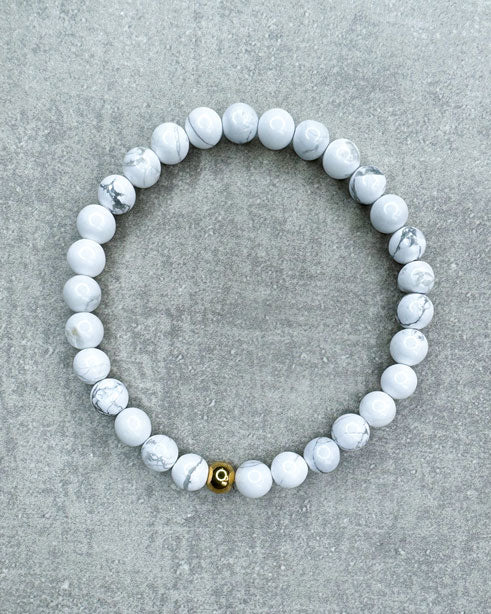 Dieses Armband ist handgearbeitet aus:
Weißen Howlith-Perlen und&nbsp;
einer goldfarbenen Edelstahlkugel.

"Der Howlith steht für Intuition. Er&nbsp;fördert die Toleranz, kann dir bei der Selbstreflektion helfen und wirkt ausgleichend.”
