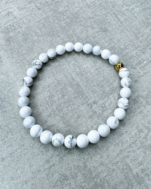 Dieses Armband ist handgearbeitet aus:
Weißen Howlith-Perlen und&nbsp;
einer goldfarbenen Edelstahlkugel.

"Der Howlith steht für Intuition. Er&nbsp;fördert die Toleranz, kann dir bei der Selbstreflektion helfen und wirkt ausgleichend.”