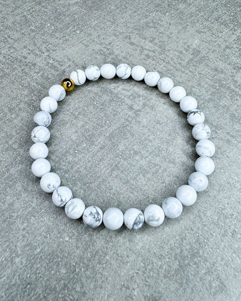 Dieses Armband ist handgearbeitet aus:
Weißen Howlith-Perlen und&nbsp;
einer goldfarbenen Edelstahlkugel.

"Der Howlith steht für Intuition. Er&nbsp;fördert die Toleranz, kann dir bei der Selbstreflektion helfen und wirkt ausgleichend.”