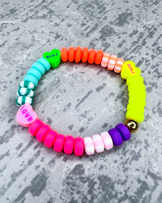 Kinder-Armband aus wunderschönen bunten und ausgesuchten Perlen!  Dieses Armband ist handgearbeitet aus: kunterbunten und pastellfarbenen, matten Polymer-Scheibenperlen,&nbsp; Polymer-Herzen und einer goldfarbenen Edelstahlkugel.