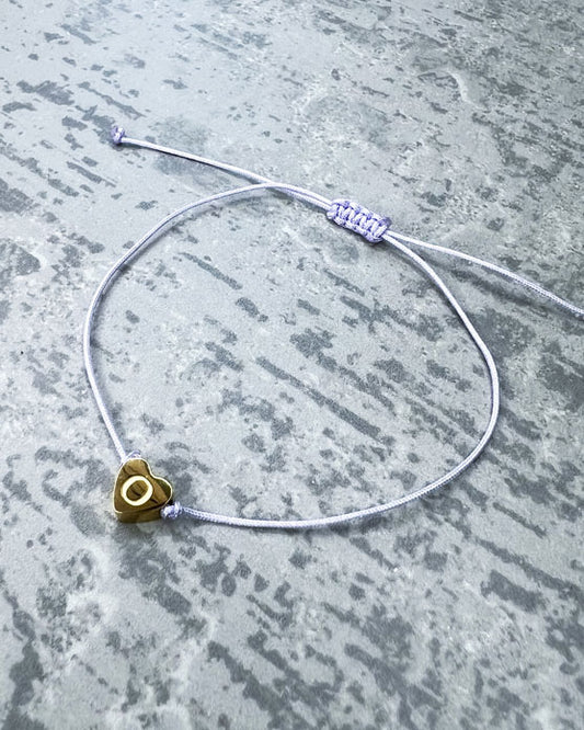 Dieses Armband ist handgearbeitet mit einem Shamballa-Band und einem goldfarbenen Edelstahl-Buchstaben in Herzform. Den verstellbaren Verschluss flechten wir als Macramee-Verschluss.