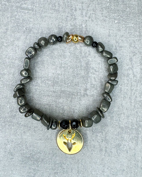 Dieses Armband ist handgearbeitet aus:
gold glänzenden Pyrit-Perlen, facettierten Onyx-Perlen, goldfarbenen Glasperlen, einem goldfarbenem Hirsch-Anhänger und einer goldfarbenen Edelstahlkugel.

"Der Pyrit soll&nbsp;helfen, emotionale, körperliche und geistige Blockaden zu lösen, das Positive zu sehen und sich mit dem inneren Selbst zu verbinden."
"Onyx ist bekannt für seine Fähigkeit,&nbsp;Ängste und Stress zu reduzieren und gleichzeitig die Konzentration und Entschlossenheit zu stärken."