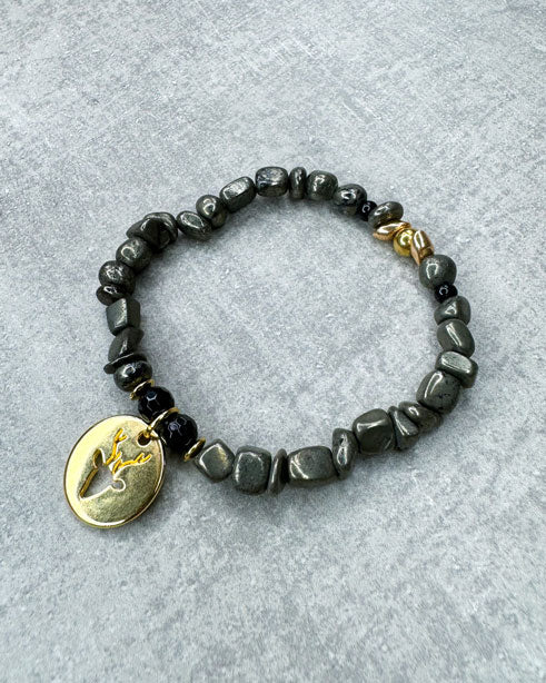 Dieses Armband ist handgearbeitet aus:
gold glänzenden Pyrit-Perlen, facettierten Onyx-Perlen, goldfarbenen Glasperlen, einem goldfarbenem Hirsch-Anhänger und einer goldfarbenen Edelstahlkugel.

"Der Pyrit soll&nbsp;helfen, emotionale, körperliche und geistige Blockaden zu lösen, das Positive zu sehen und sich mit dem inneren Selbst zu verbinden."
"Onyx ist bekannt für seine Fähigkeit,&nbsp;Ängste und Stress zu reduzieren und gleichzeitig die Konzentration und Entschlossenheit zu stärken."