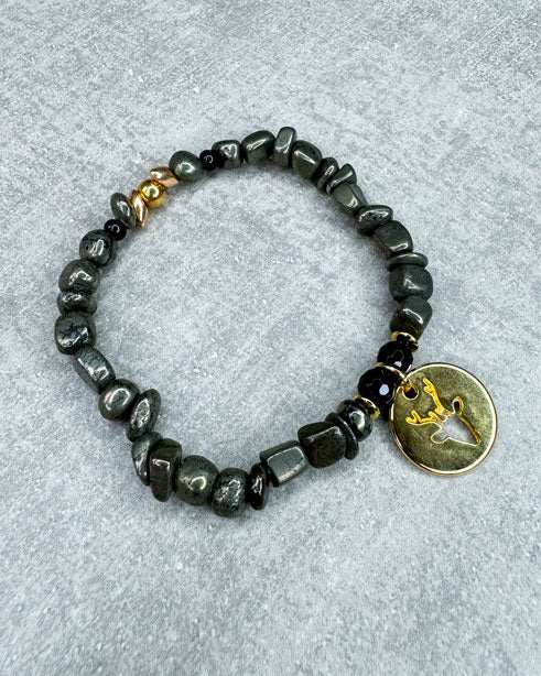 Dieses Armband ist handgearbeitet aus:
gold glänzenden Pyrit-Perlen, facettierten Onyx-Perlen, goldfarbenen Glasperlen, einem goldfarbenem Hirsch-Anhänger und einer goldfarbenen Edelstahlkugel.

"Der Pyrit soll&nbsp;helfen, emotionale, körperliche und geistige Blockaden zu lösen, das Positive zu sehen und sich mit dem inneren Selbst zu verbinden."
"Onyx ist bekannt für seine Fähigkeit,&nbsp;Ängste und Stress zu reduzieren und gleichzeitig die Konzentration und Entschlossenheit zu stärken."