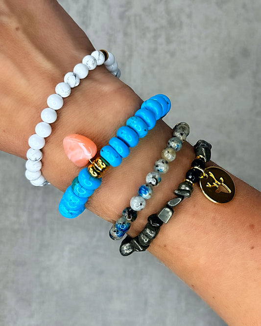 Dieses Armband ist handgearbeitet aus:
gold glänzenden Pyrit-Perlen, facettierten Onyx-Perlen, goldfarbenen Glasperlen, einem goldfarbenem Hirsch-Anhänger und einer goldfarbenen Edelstahlkugel.

"Der Pyrit soll&nbsp;helfen, emotionale, körperliche und geistige Blockaden zu lösen, das Positive zu sehen und sich mit dem inneren Selbst zu verbinden."
"Onyx ist bekannt für seine Fähigkeit,&nbsp;Ängste und Stress zu reduzieren und gleichzeitig die Konzentration und Entschlossenheit zu stärken."