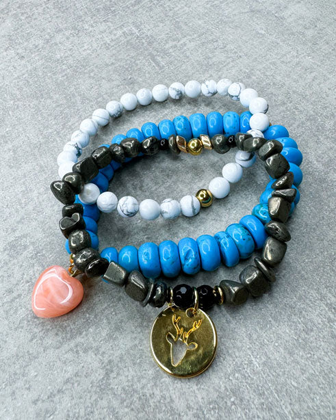 Dieses Armband ist handgearbeitet aus:
gold glänzenden Pyrit-Perlen, facettierten Onyx-Perlen, goldfarbenen Glasperlen, einem goldfarbenem Hirsch-Anhänger und einer goldfarbenen Edelstahlkugel.

"Der Pyrit soll&nbsp;helfen, emotionale, körperliche und geistige Blockaden zu lösen, das Positive zu sehen und sich mit dem inneren Selbst zu verbinden."
"Onyx ist bekannt für seine Fähigkeit,&nbsp;Ängste und Stress zu reduzieren und gleichzeitig die Konzentration und Entschlossenheit zu stärken."