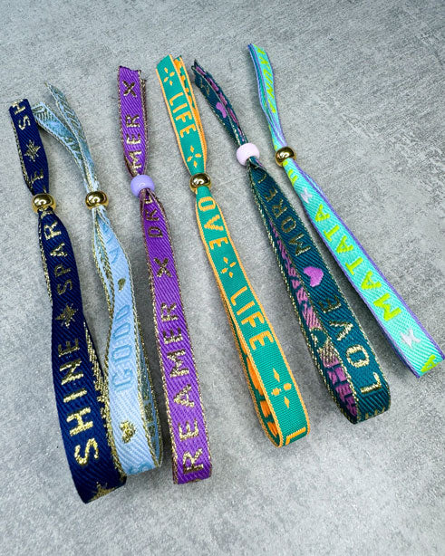 Diese 6 Armbänder bestehen aus sehr haltbarem Polyester und Ihr erhaltet sie vergünstigt in unserem special "JOY BUNDLE". Die goldfarbenen Stopper-Perlen sind aus rostfreiem Stahl.
