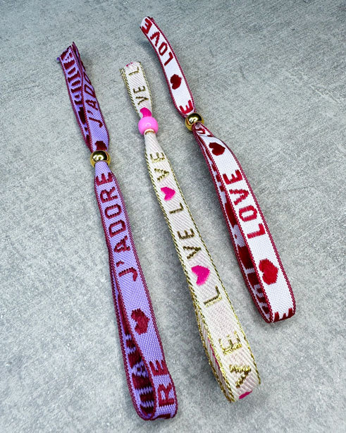 Diese 3 Armbänder bestehen aus sehr haltbarem Polyester und Ihr erhaltet sie vergünstigt in unserem special "LOVE BUNDLE". Die goldfarbenen Stopper-Perlen sind aus rostfreiem Stahl.