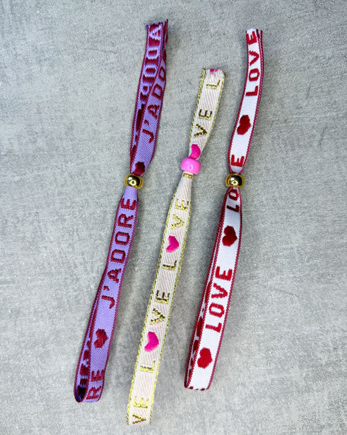 Diese 3 Armbänder bestehen aus sehr haltbarem Polyester und Ihr erhaltet sie vergünstigt in unserem special "LOVE BUNDLE". Die goldfarbenen Stopper-Perlen sind aus rostfreiem Stahl.
