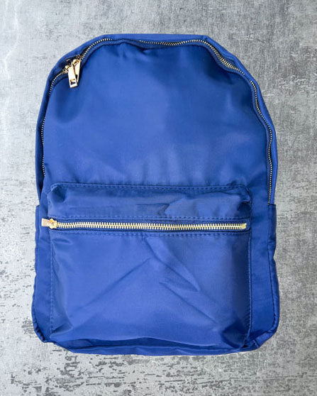 Der Nylonrucksack ist das It Piece unter unseren personalisierbaren Taschen. perfekt für Laptop, Ordner, Hefte und Co. geeignet, mit einer Innentasche sowie auf beiden Aussenseiten mit Taschen Die Schultergurte sind weich gepolstert und machen den Rucksack so auch für schwerere Inhalte. Das Aussenmaterial, Nylon, ist ausserdem wasserabweisend. Zum Personalisieren mit süßen Glitzer-Buchstaben-Patches, Smileys oder Herzen.