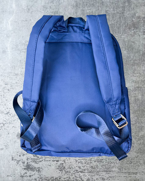 Der Nylonrucksack ist das It Piece unter unseren personalisierbaren Taschen. perfekt für Laptop, Ordner, Hefte und Co. geeignet, mit einer Innentasche sowie auf beiden Aussenseiten mit Taschen Die Schultergurte sind weich gepolstert und machen den Rucksack so auch für schwerere Inhalte. Das Aussenmaterial, Nylon, ist ausserdem wasserabweisend. Zum Personalisieren mit süßen Glitzer-Buchstaben-Patches, Smileys oder Herzen.