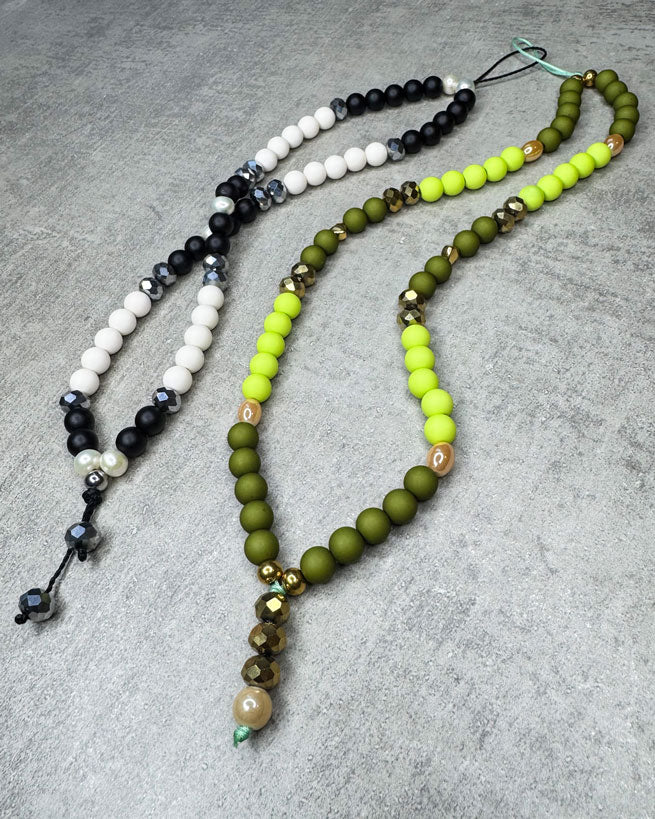 Eine von uns handgefertigte Handykette aus ausgesuchten und Perlen – damit Du&nbsp;nie wieder&nbsp;Dein Handy liegen lässt!

Gefertigt aus:
Acryl-Perlen (sehr leicht) in den Farben Lime und Olive,&nbsp;
creme-schimmernden Glasperlen, facettierten, goldenen Glasperlen und goldenen Edelstahl-Perlen.


Diese kurze Handykette ist ca. 20 cm lang – wenn Du aber eine andere Länge benötigst, schreib uns gerne in den Anmerkungen.