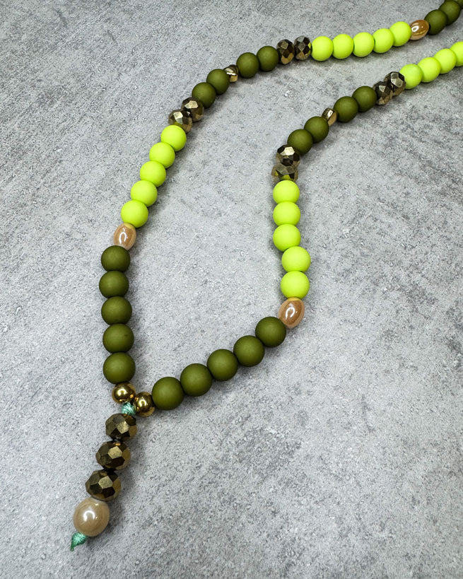 Eine von uns handgefertigte Handykette aus ausgesuchten und Perlen – damit Du&nbsp;nie wieder&nbsp;Dein Handy liegen lässt!

Gefertigt aus:
Acryl-Perlen (sehr leicht) in den Farben Lime und Olive,&nbsp;
creme-schimmernden Glasperlen, facettierten, goldenen Glasperlen und goldenen Edelstahl-Perlen.


Diese kurze Handykette ist ca. 20 cm lang – wenn Du aber eine andere Länge benötigst, schreib uns gerne in den Anmerkungen.